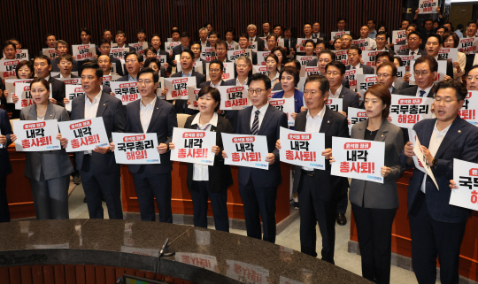 박광온 더불어민주당 원내대표와 의원들이 18일 서울 여의도 국회에서 열린 당 의원총회에서 국무총리 해임과 내각 총사퇴를 촉구하는 피케팅을 하고 있다.<연합뉴스>